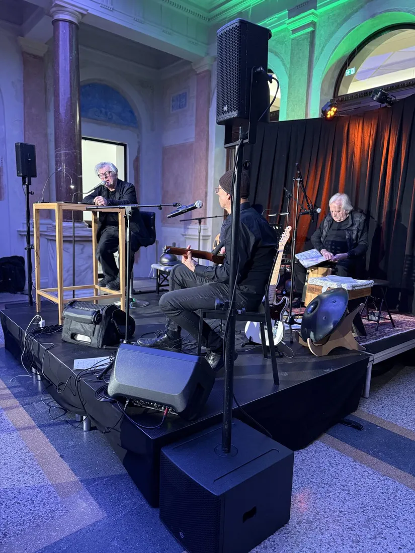 Bühne aus Podesten bei einem Konzert im Saal